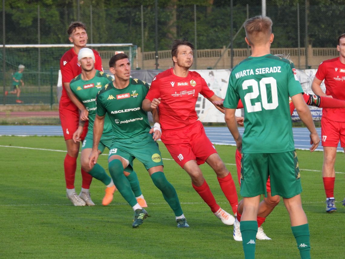 Lechia Tomaszów Mazowiecki przegrywa w Sieradzu: Zacięta walka, ale brak punktów w starciu z Wartą
