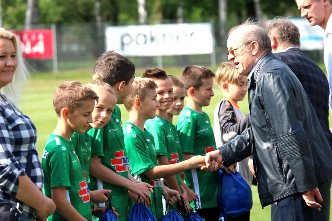 Lechia zaprezentowała puchar za udział w krajowym etapie  turnieju "Z Podwórka na Stadion"