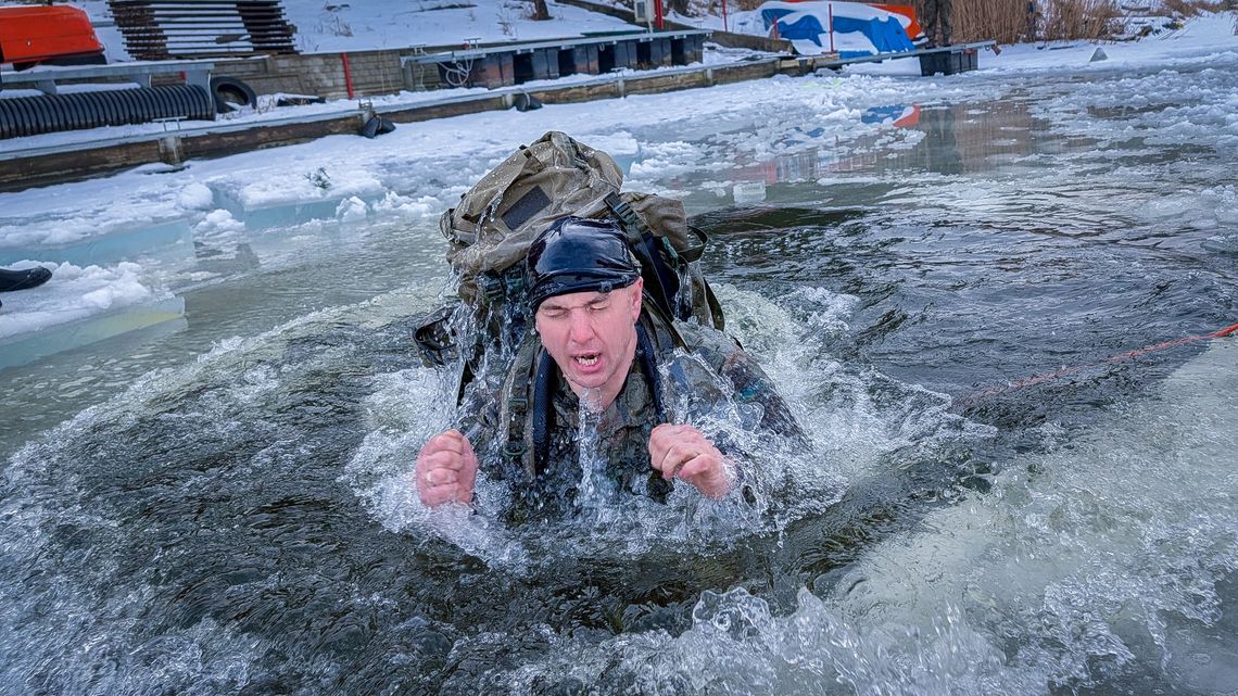 Lodowata lekcja przetrwania. Żołnierze 7 BKPow szkolili się z WOPR w Piotrkowie Trybunalskim