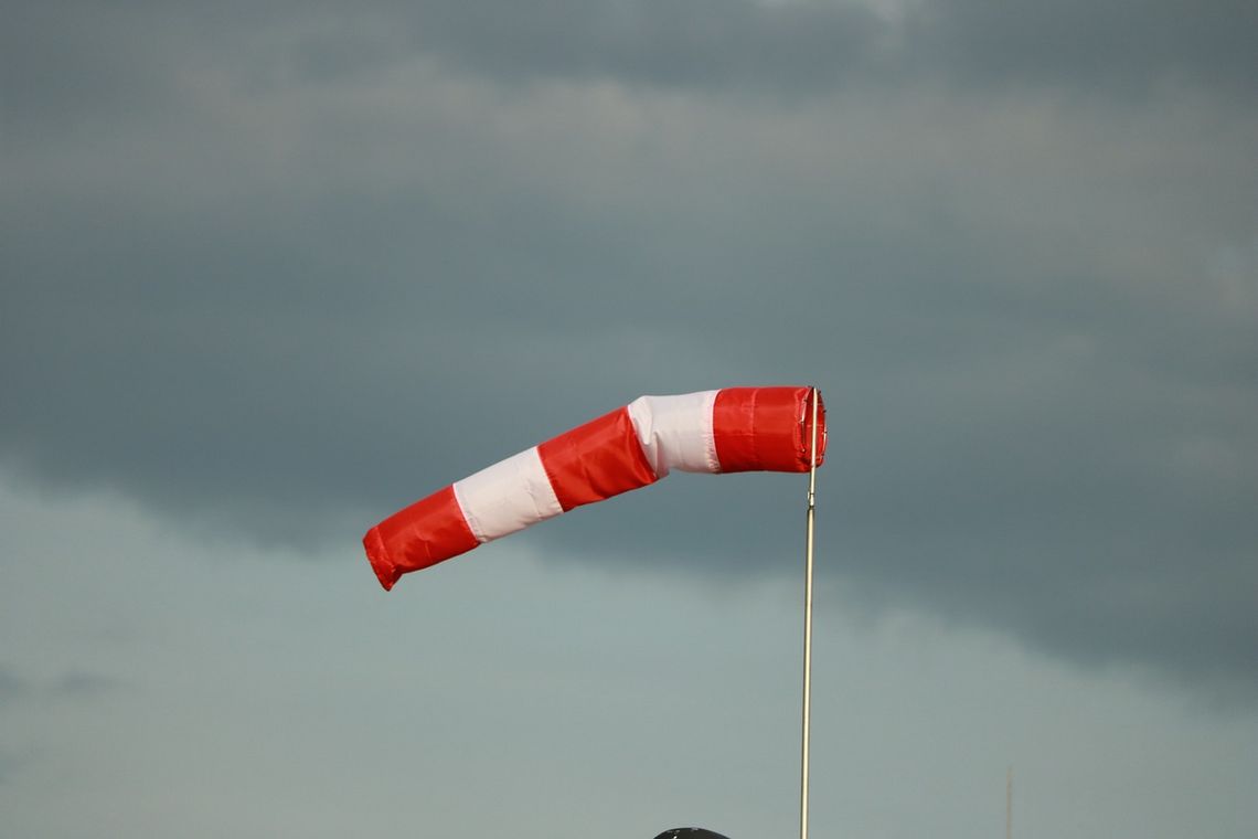 Łódzkie/ Ostrzeżenie IMGW dla całego regionu przed silnym wiatrem w porywach do 100 km/h