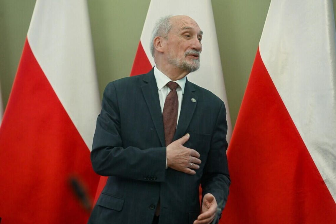 Macierewicz: moim zdaniem samochód stał kiedy rozmawiałem przez telefon