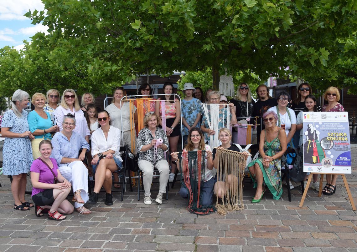 Makramowe inspiracje na Placu Kościuszki – „Sztuka sznurka” w Tomaszowie Mazowieckim Makramowe inspiracje na Placu Kościuszki – „Sztuka sznurka” w Tomaszowie Mazowieckim