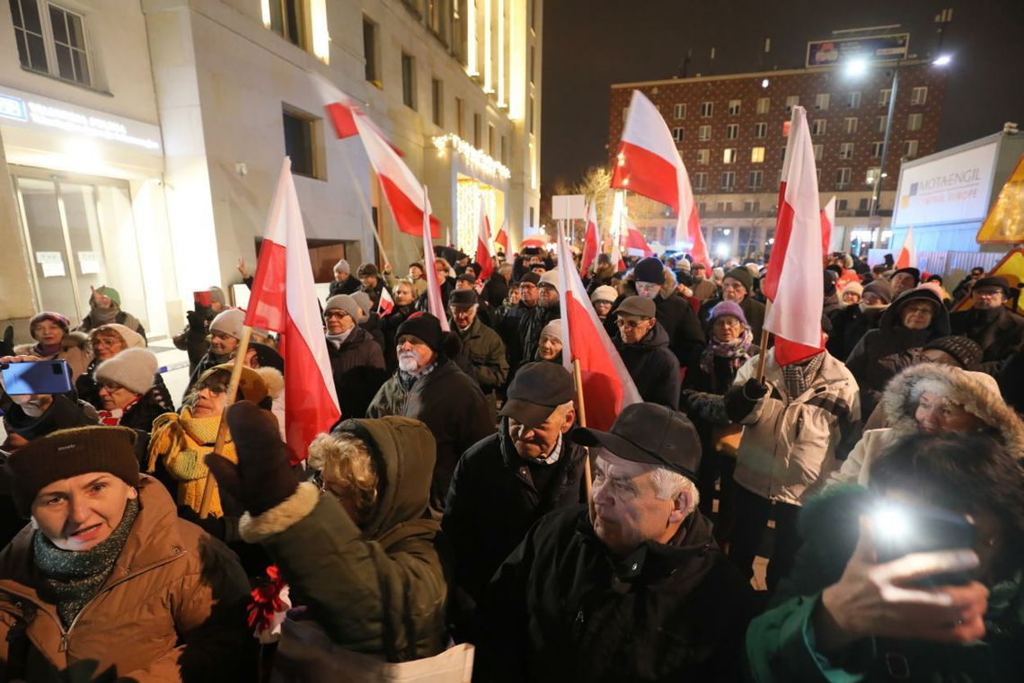 Manifestacja "w obronie polskich mediów" przed siedzibą TAI