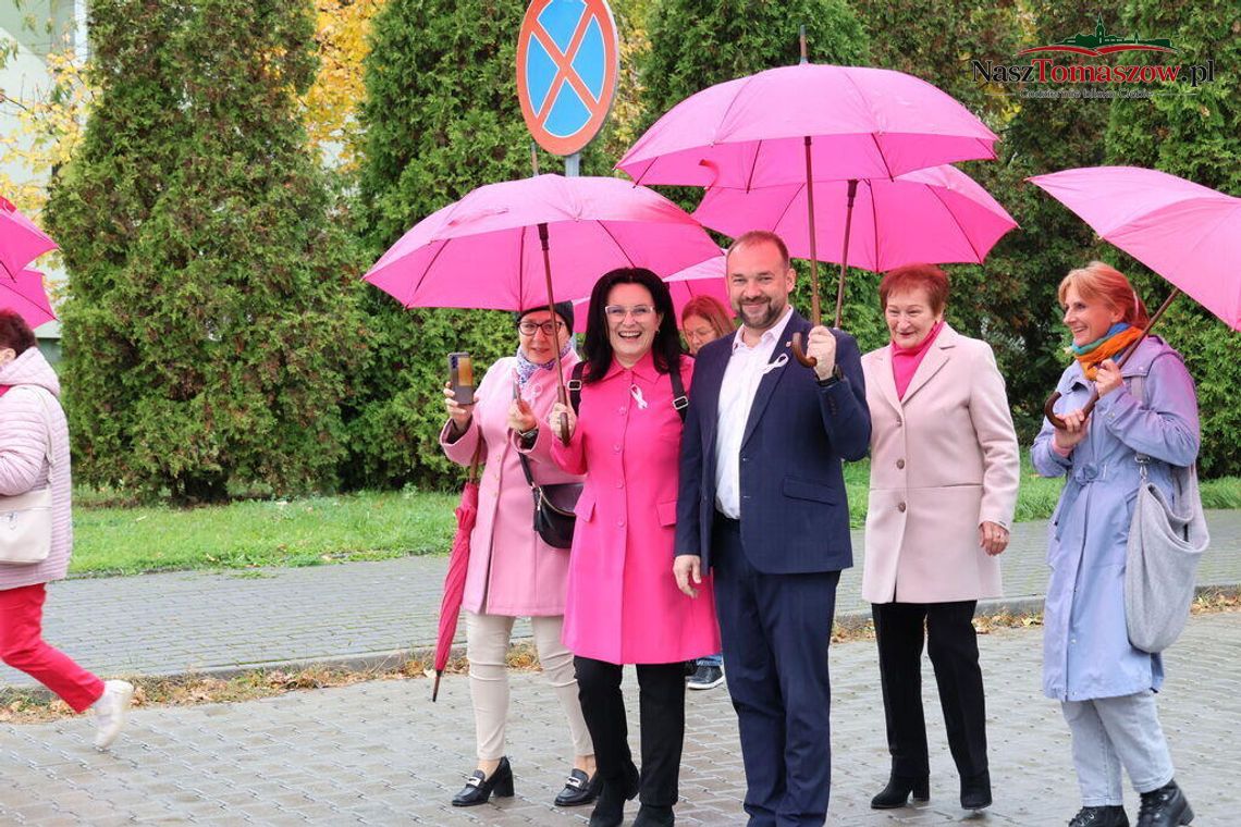 Marsz Różowej Wstążeczki w Opocznie. Wspólny gest solidarności i przypomnienie o badaniach Marsz Różowej Wstążeczki w Opocznie. Wspólny gest solidarności i przypomnienie o badaniach
