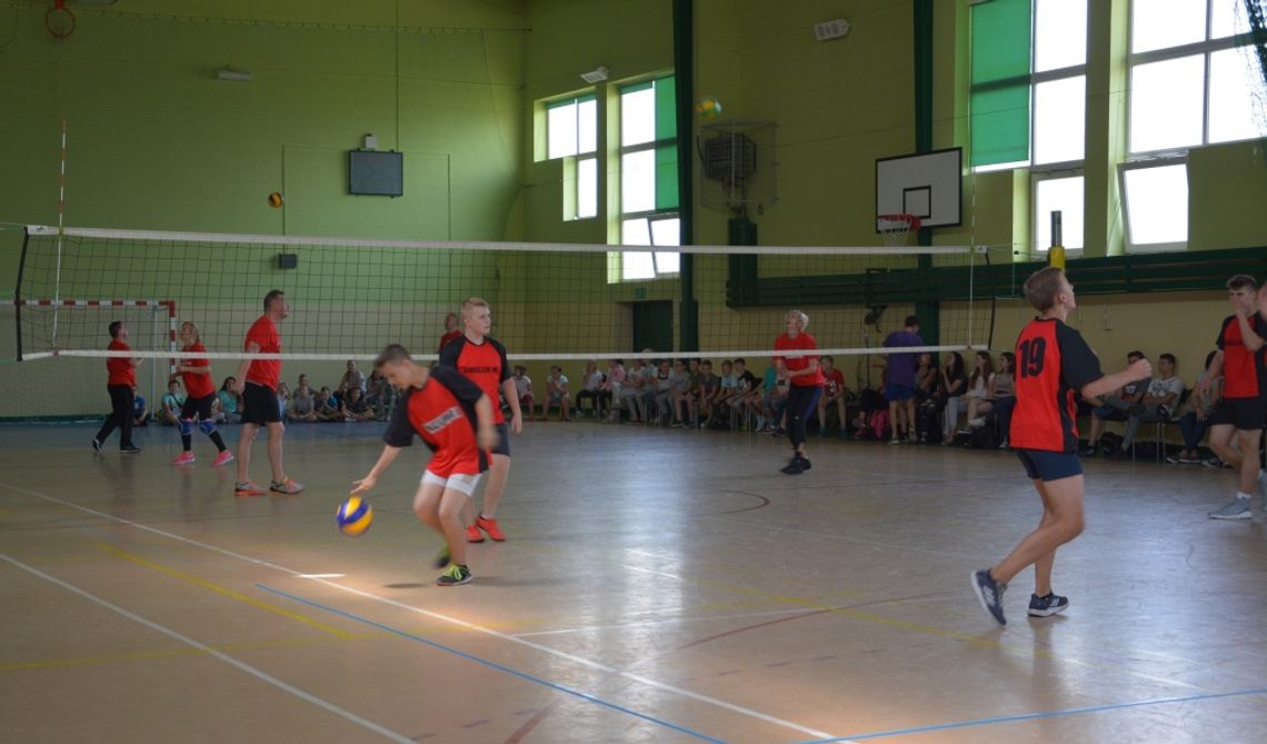 Mecz siatkówki o Puchar Mistrzów: nauczyciele kontra uczniowie Mecz siatkówki o Puchar Mistrzów: nauczyciele kontra uczniowie