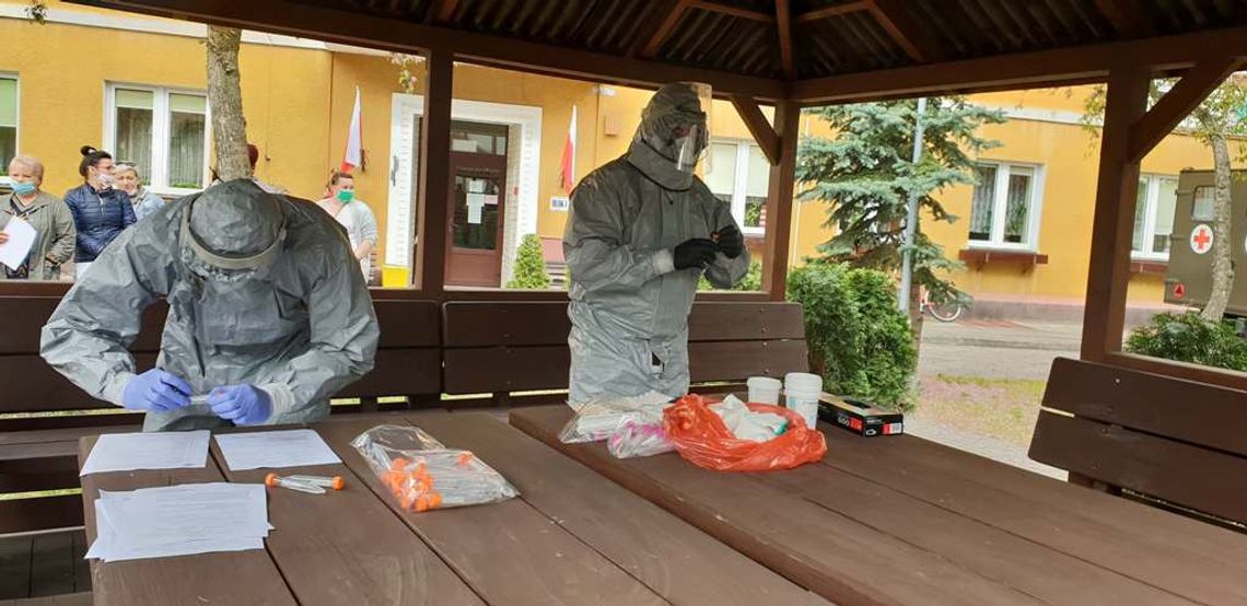 Medycy 9ŁBOT i 25BKPow pojadą z testami na covid-19 do DPSów. Także w Tomaszowie Medycy 9ŁBOT i 25BKPow pojadą z testami na covid-19 do DPSów. Także w Tomaszowie