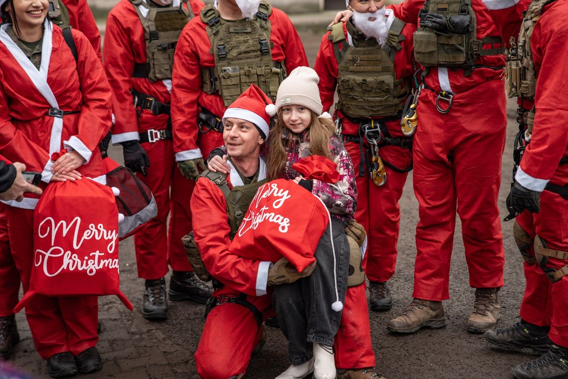 „Mikołaj na dachu” – kiedy magia świąt zjeżdża na linach prosto do szpitalnego okna