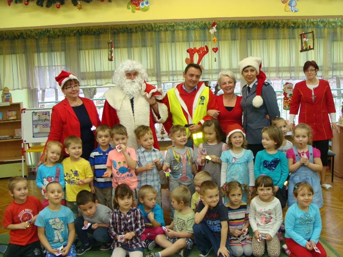 Mikołaj w policyjnym radiowozie