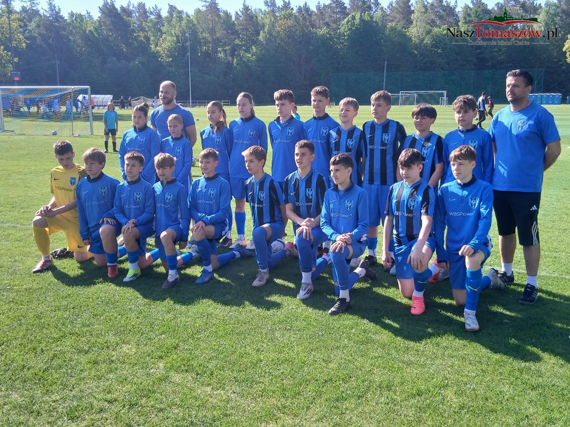Młodzi piłkarze z Tomaszowa wrócili z pucharem. Football Campus drugi w międzynarodowym turnieju w Choczewie Młodzi piłkarze z Tomaszowa wrócili z pucharem. Football Campus drugi w międzynarodowym turnieju w Choczewie