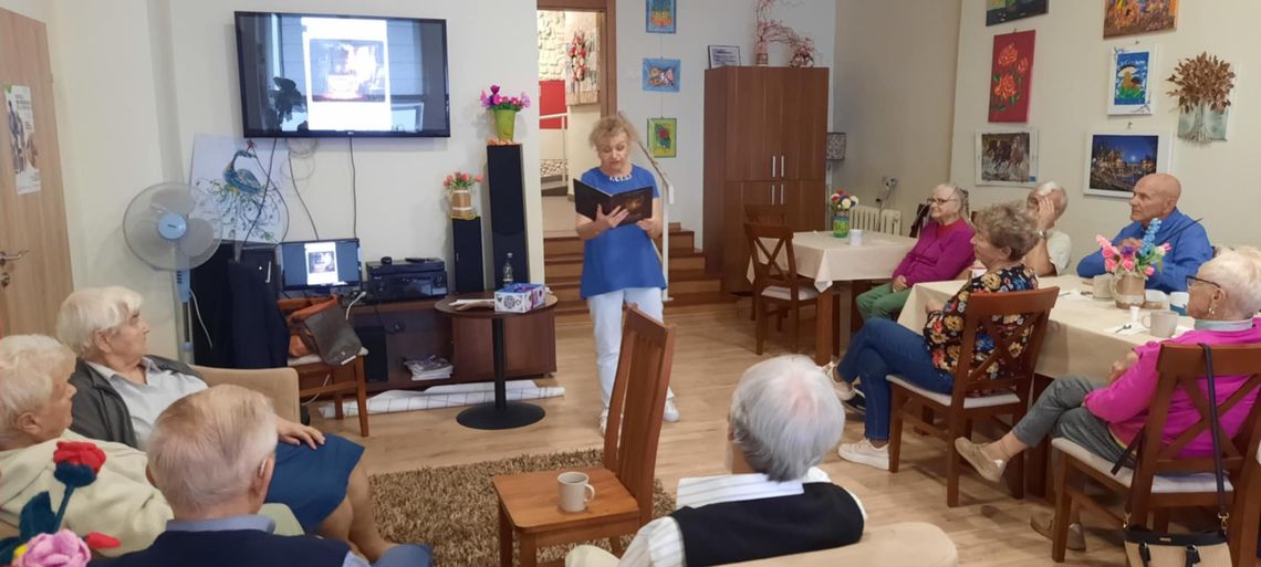 „Mury” zrobione ze słów. Biblioterapia w DDP I przy ul. Św. Antoniego – jak literatura aktywizuje seniorów