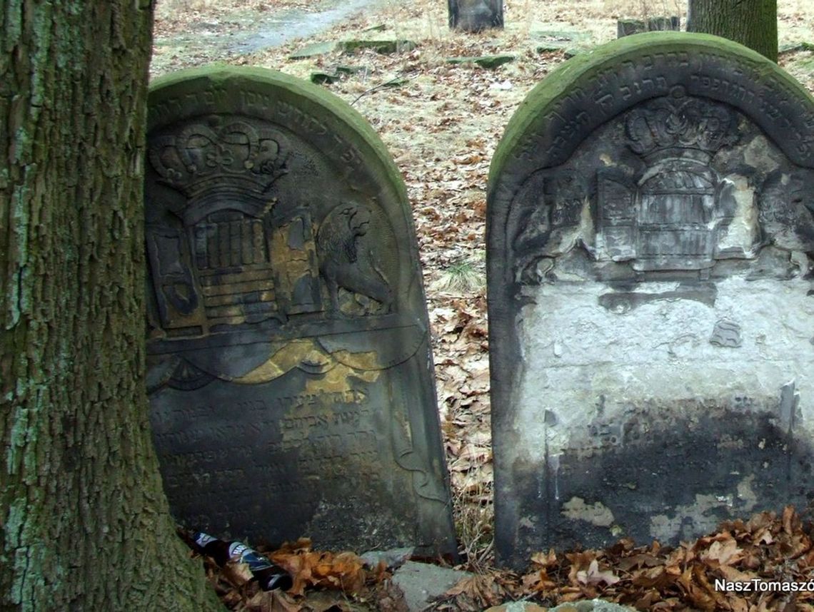 Na cmentarz żydowski nie przynosi się kwiatów i nie zapala zniczy na grobach Na cmentarz żydowski nie przynosi się kwiatów i nie zapala zniczy na grobach