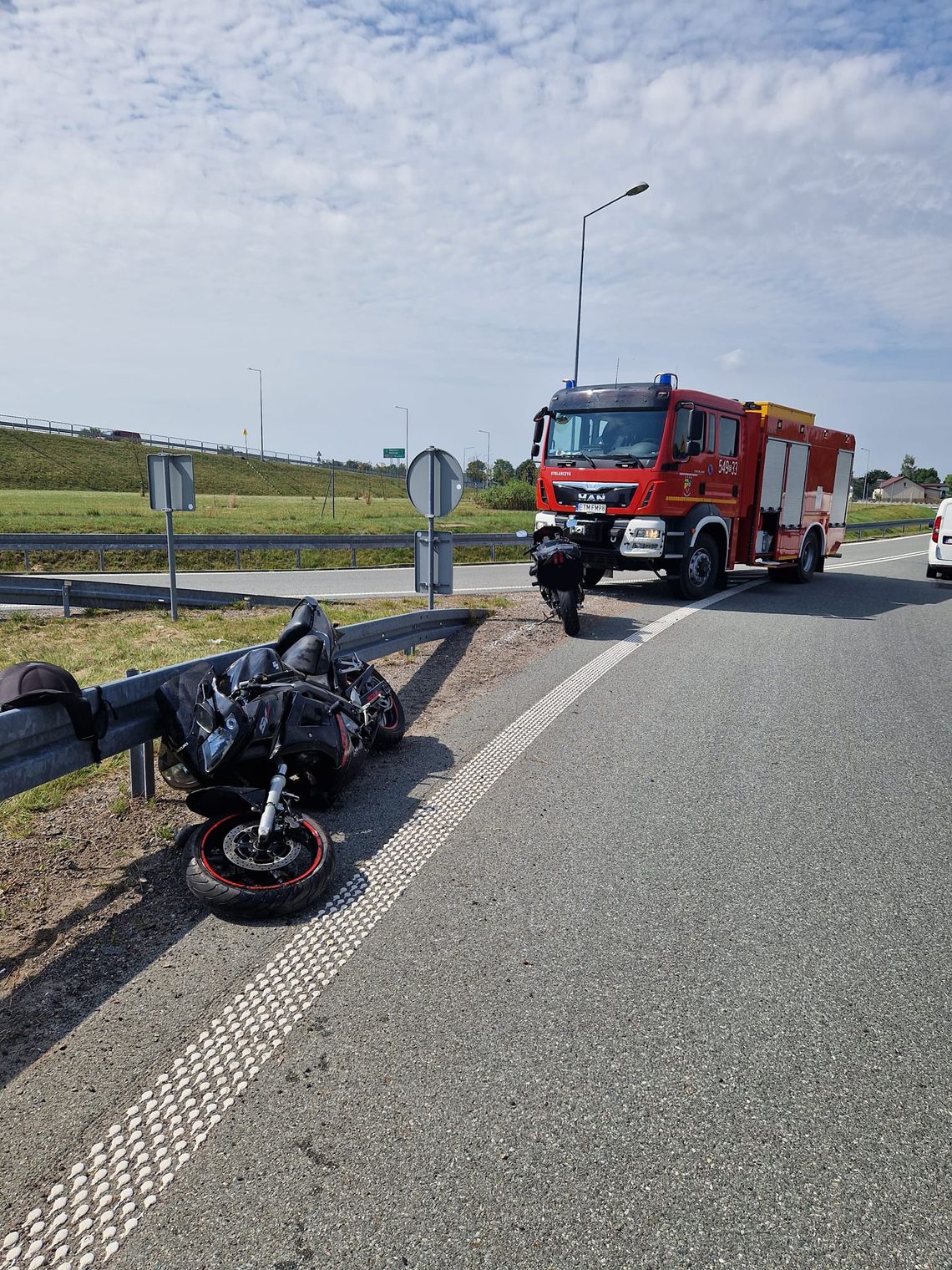 Na szczęście tym razem bez ofiar. Niebezzpieczny wypadek motocyklisty