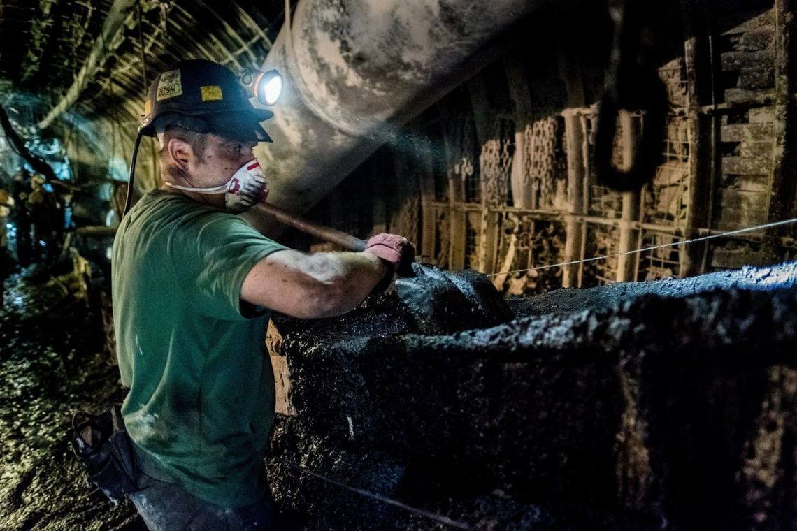 Najtrudniejsze warunki w pracy dla mężczyzn na Śląsku, dla kobiet w woj. łódzkim