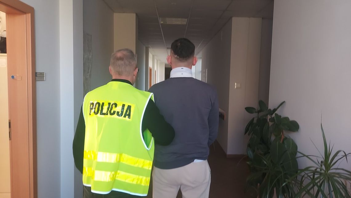 Nalot kryminalnych w Tomaszowie. 38-latek wpadł z prawie 50 gramami marihuany Nalot kryminalnych w Tomaszowie. 38-latek wpadł z prawie 50 gramami marihuany