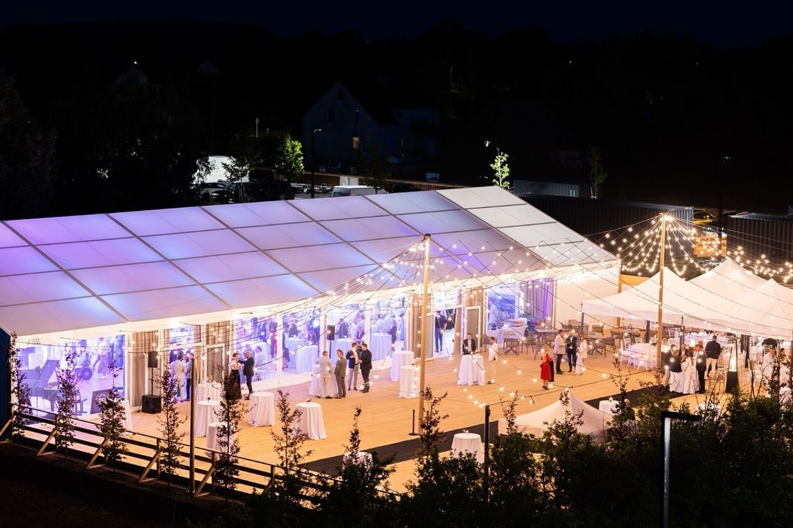 Namioty imprezowe – mobilna przestrzeń, która zmienia każde wydarzenie