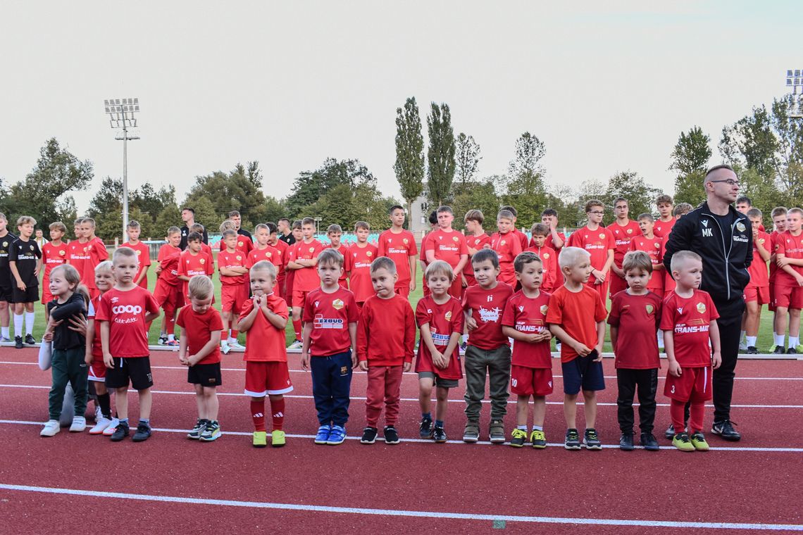 Wspólne zdjęcie Akademii Piłkarskiej RKS Lechia – blisko 400 dzieci i trenerów, zielono-czerwona flaga, Stadion Miejski im. Braci Gadajów w Tomaszowie Mazowieckim.