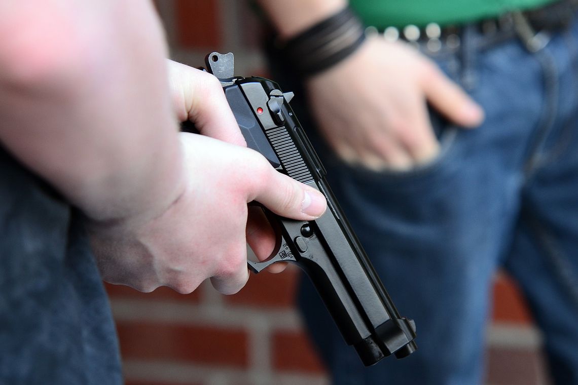 Nielegalny handel bronią: zatrzymanie 7 osób, przejęcie 13 sztuk broni