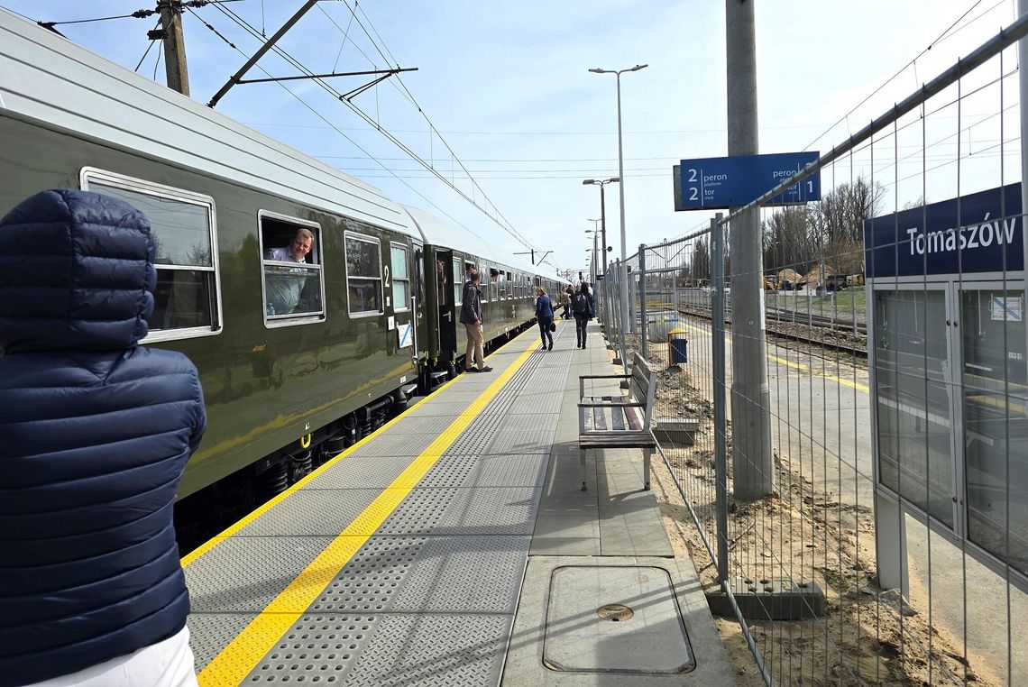 „Nieśpieszny” wtoczył się do Tomaszowa. Podróż, która pachnie oranżadą i smalcem