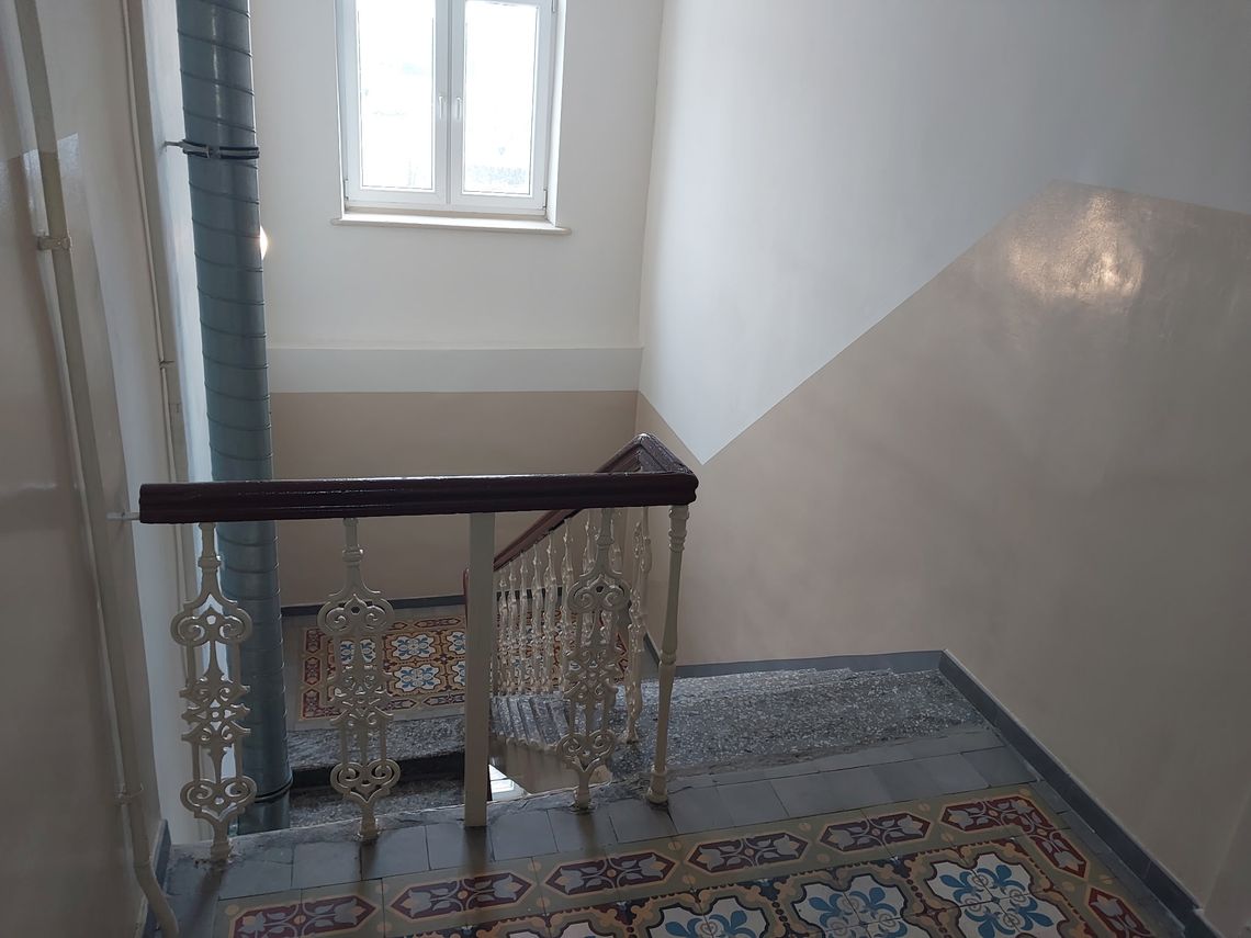 Nowa odsłona kamienicy przy al. Piłsudskiego 33/35. Zakończono remont klatki schodowej