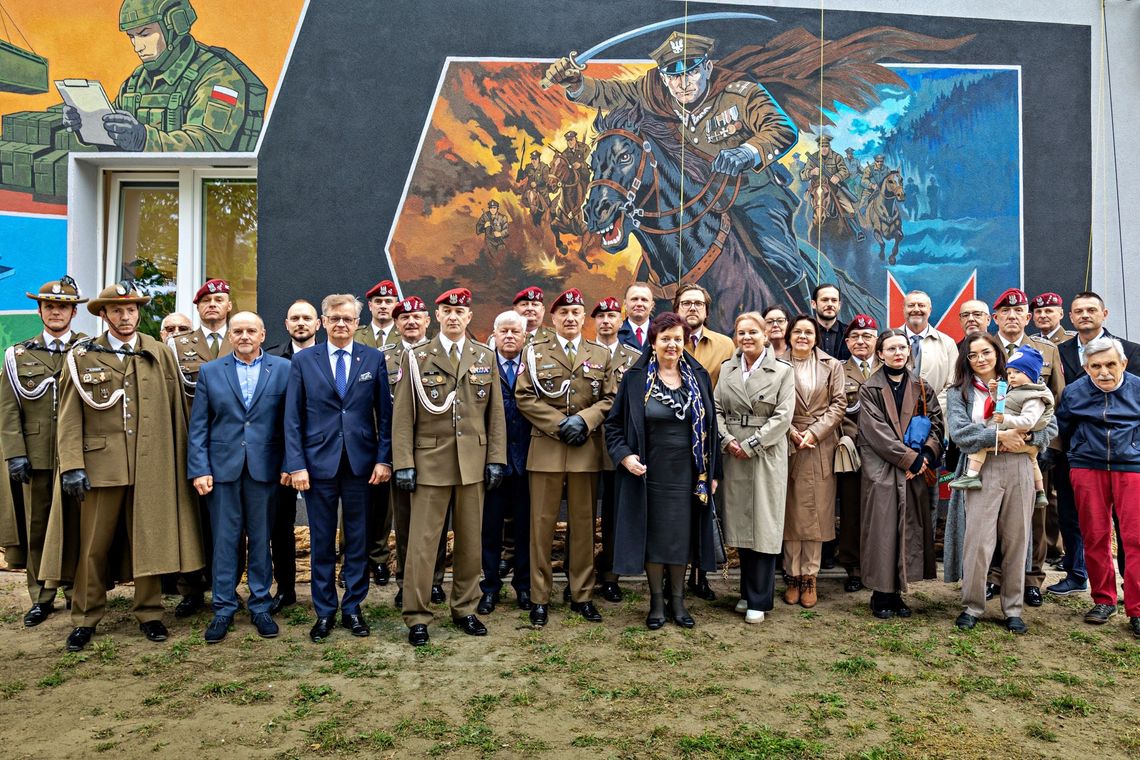 Nowy mural mjr. Hubala odsłonięty w Tomaszowie. Uroczystości i dyskusja wokół detali Nowy mural mjr. Hubala odsłonięty w Tomaszowie. Uroczystości i dyskusja wokół detali