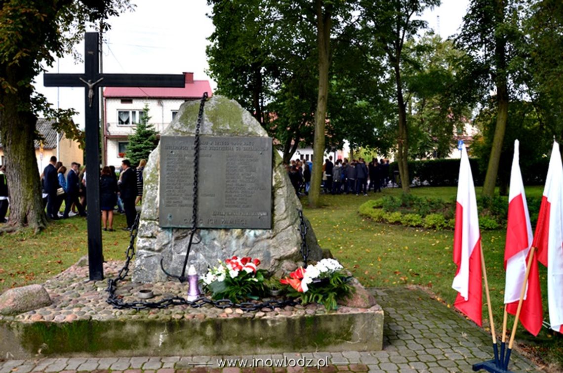 Nowy rok szkolny 2017 / 2018 rozpoczęto oddaniem hołdu poległym w walce za ojczyznę