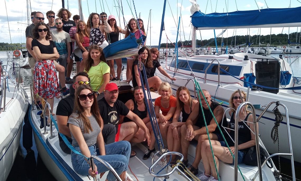 Obozy żeglarskie dla nastolatków – czy warto? Zalety, program i ceny