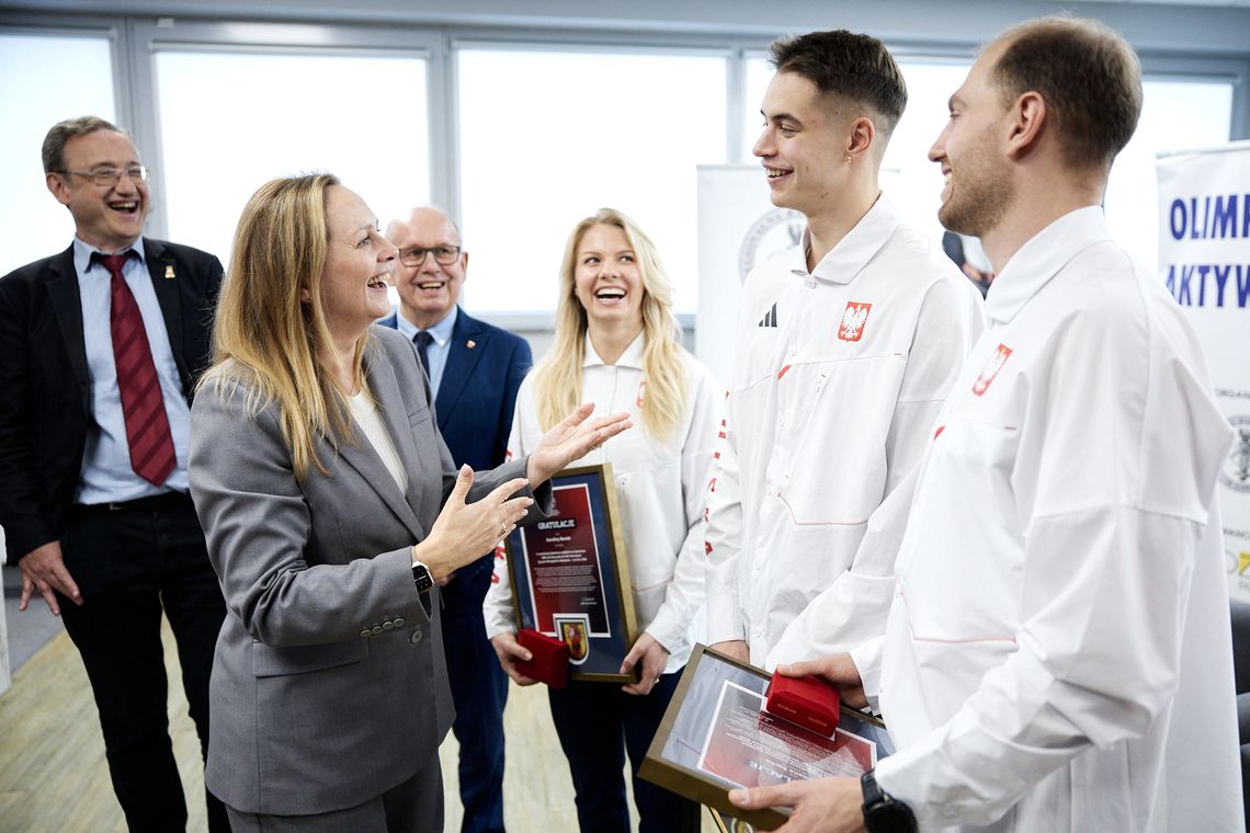 Olimpijczycy z Tomaszowa nagrodzeni przez województwo. Spotkanie z panczenistami na Arenie Lodowej