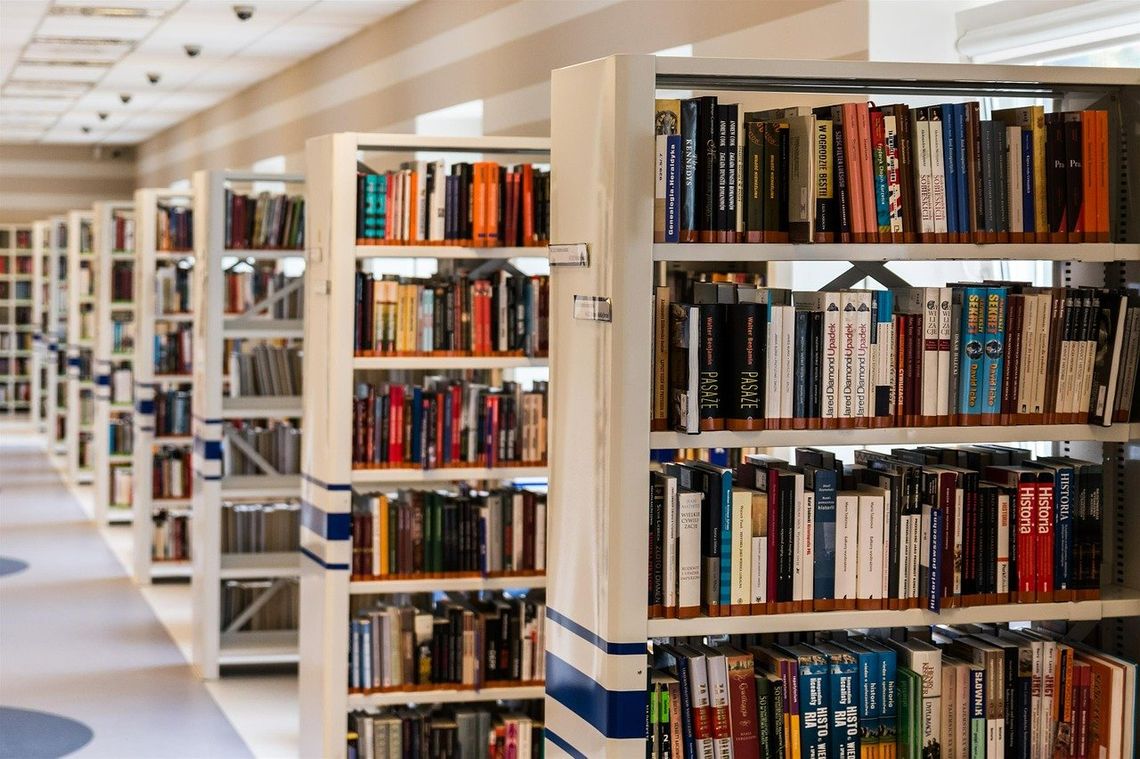 Osoby starsze mogą wypożyczyć książkę z biblioteki nie wychodząc z domu