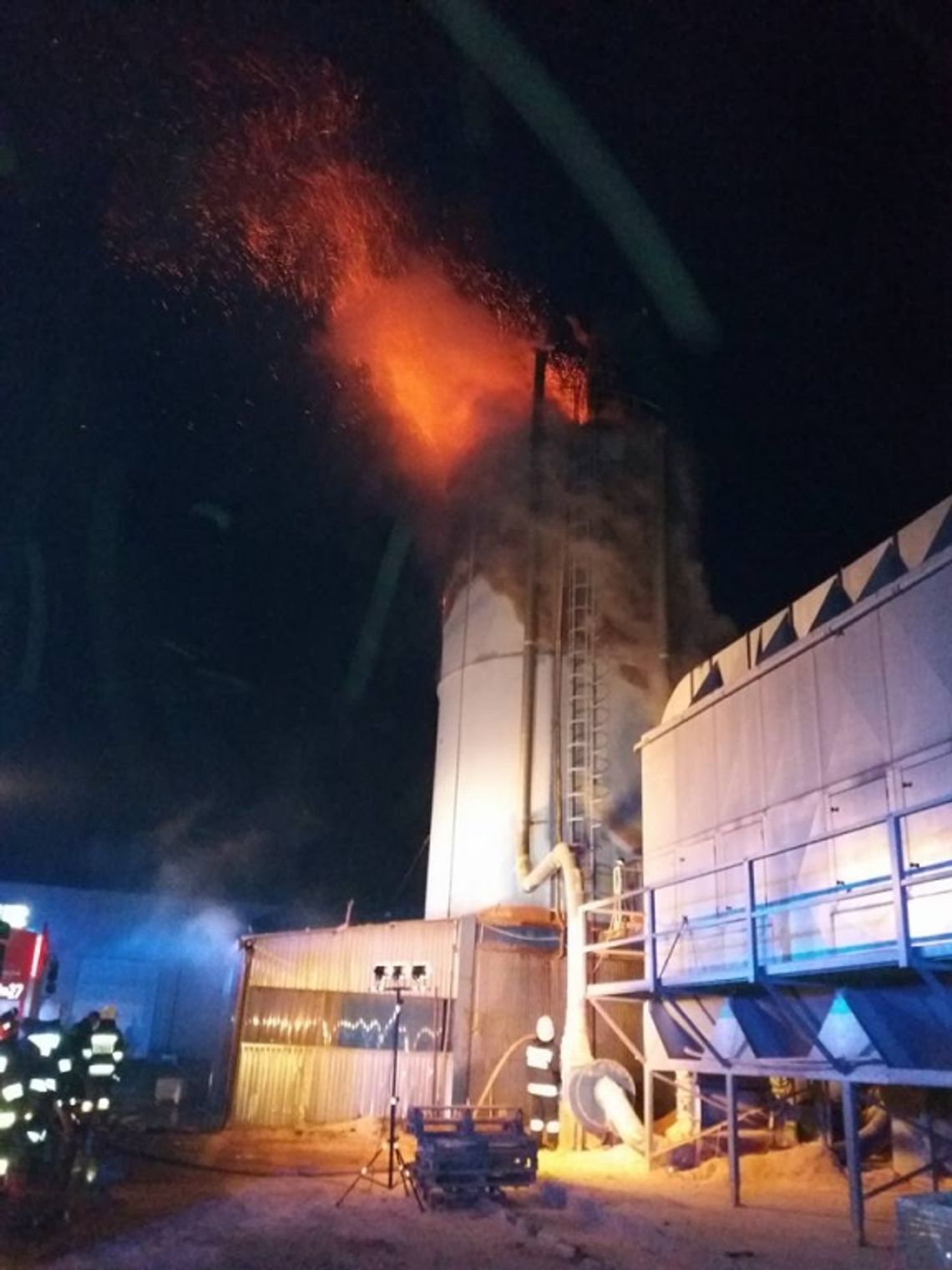 Palił się silos z trocinami