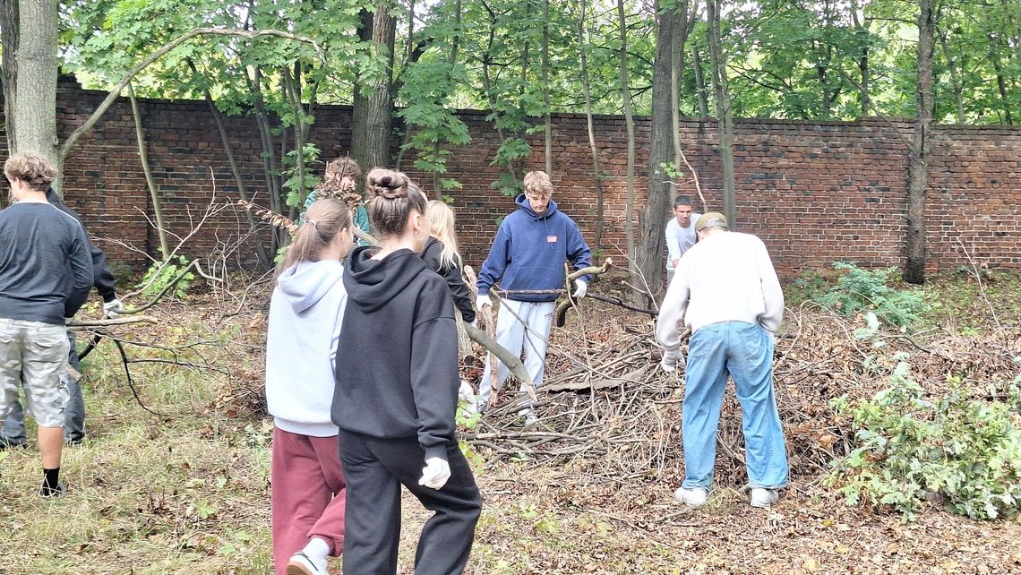 „Pamięć to też działanie”. Niecodzienna lekcja historii na Cmentarzu Żydowskim w Tomaszowie Mazowieckim