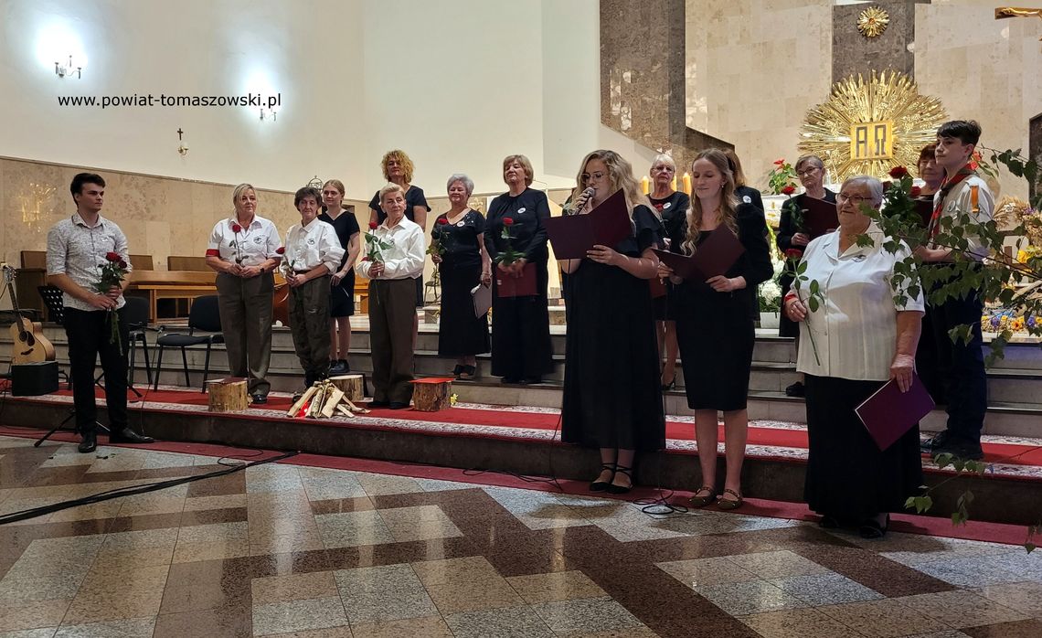 „Patriotyzm wyrażony w słowach i dźwiękach” – Tomaszów zaśpiewał pamięć