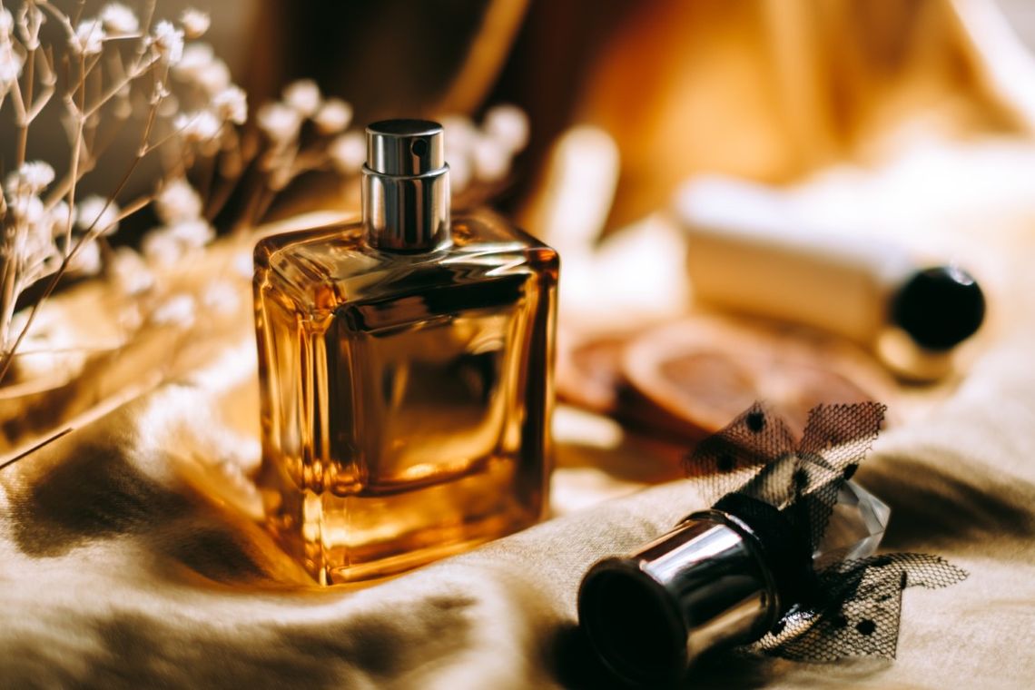 Perfumy lane a zapachy oryginalne – na czym polega różnica?