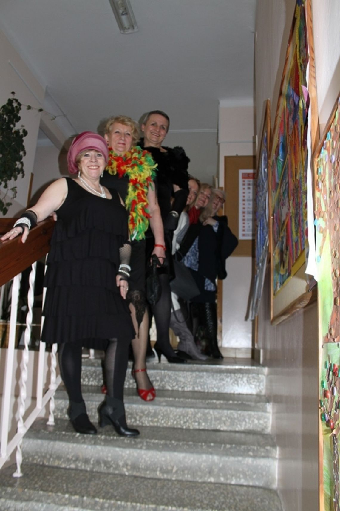 Perły, pióra, kwiaty i kapelusze