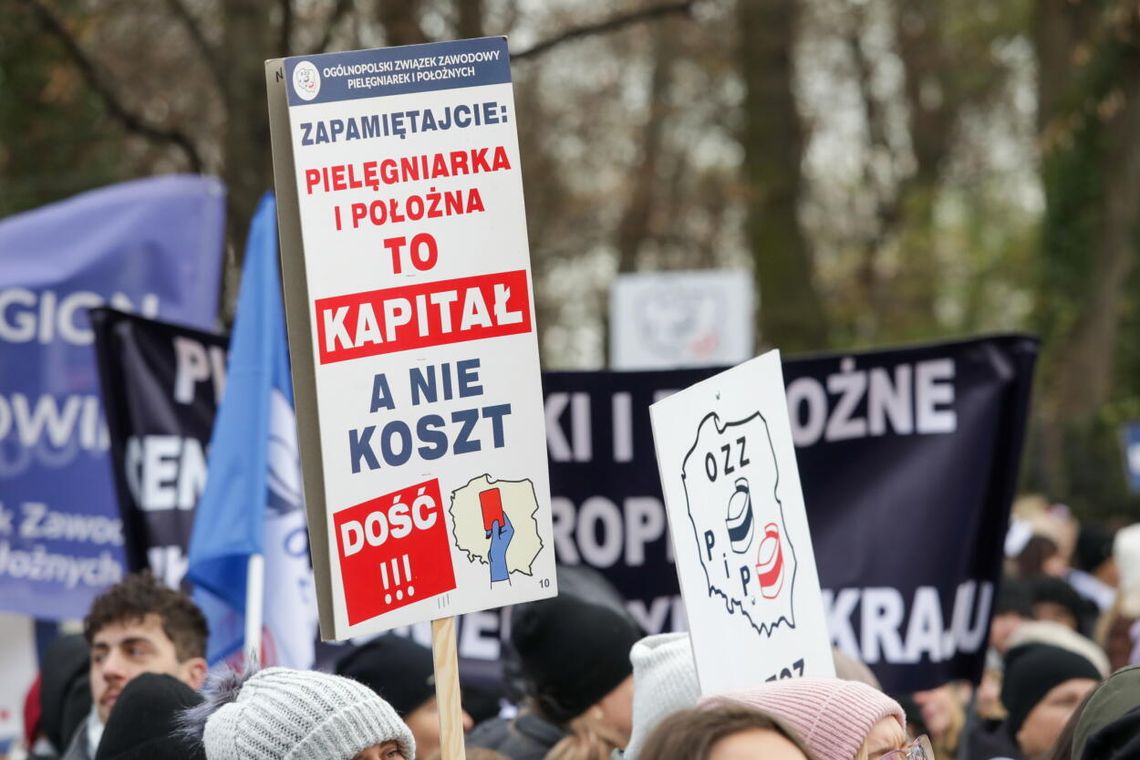 Pielęgniarki protestują przed kancelarią premiera; chcą prac nad projektem o wynagrodzeniach