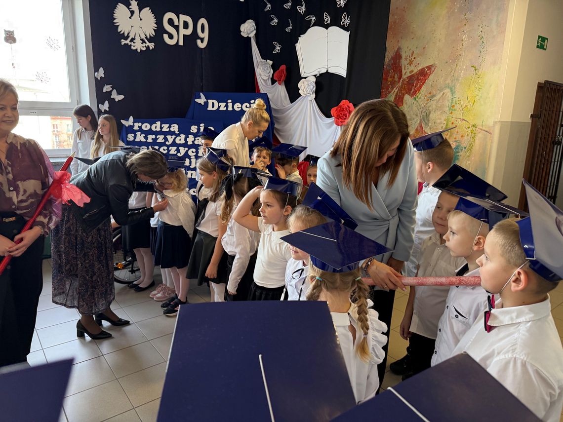 Pierwszoklasiści ślubowali w „Dziewiątce” Pierwszoklasiści ślubowali w „Dziewiątce”