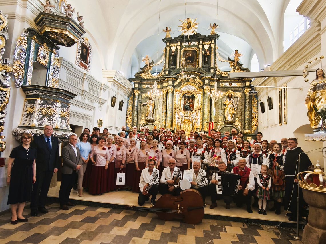 Pieśni maryjne wybrzmiały w Smardzewicach. Gminny koncert zgromadził zespoły i mieszkańców