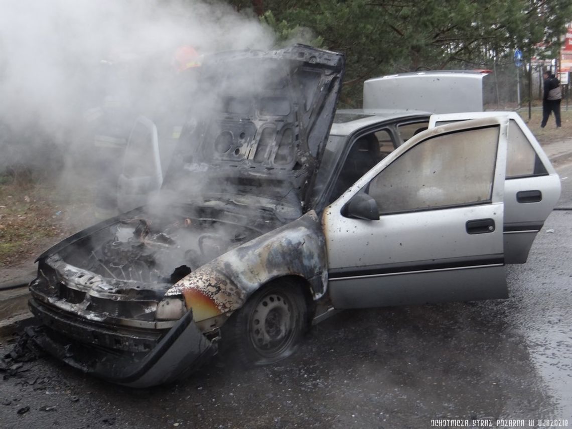 Płonący Opel w Niewiadowie