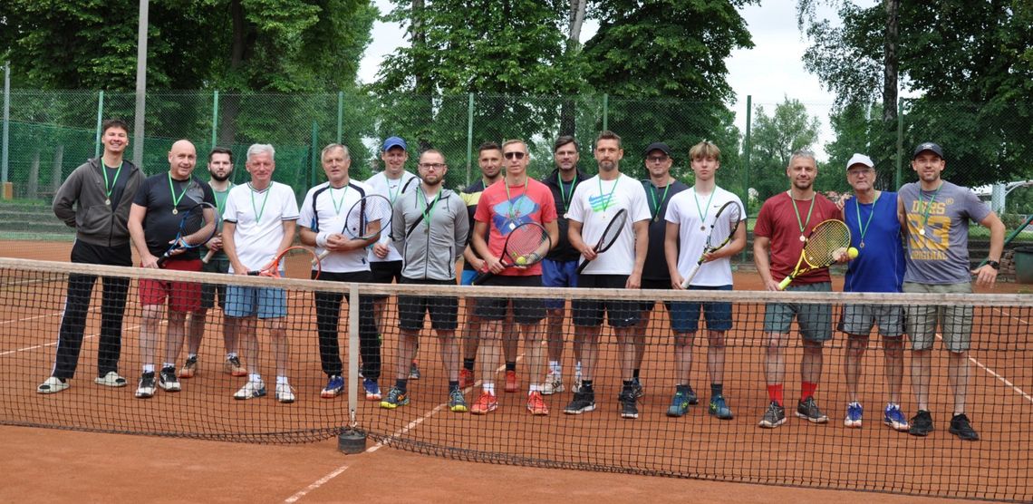 Po raz piętnasty uczcili na kortach dzień 4 czerwca