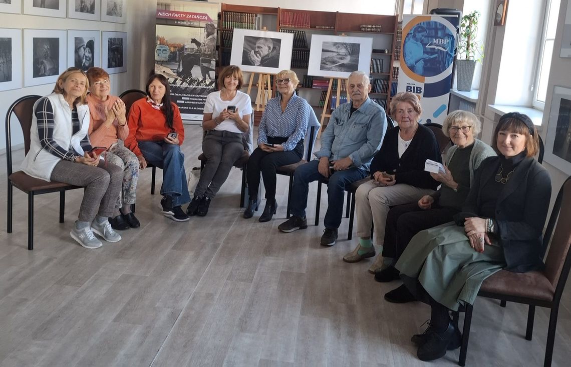 Po wakacyjnej przerwie seniorzy wracają do cyfrowej przygody w tomaszowskiej bibliotece