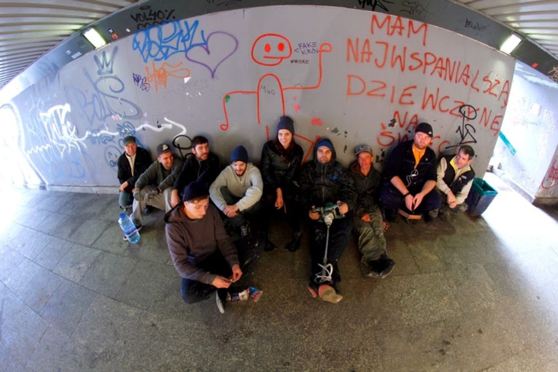 Pocałunek Miłości w podziemnym przejściu