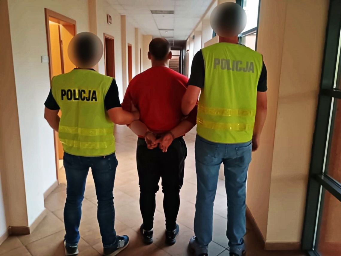 Podpalił auto, w którym schronił się przed deszczem