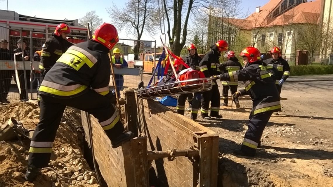 Pokaz ratownictwa na budowie ulicy Warszawskiej