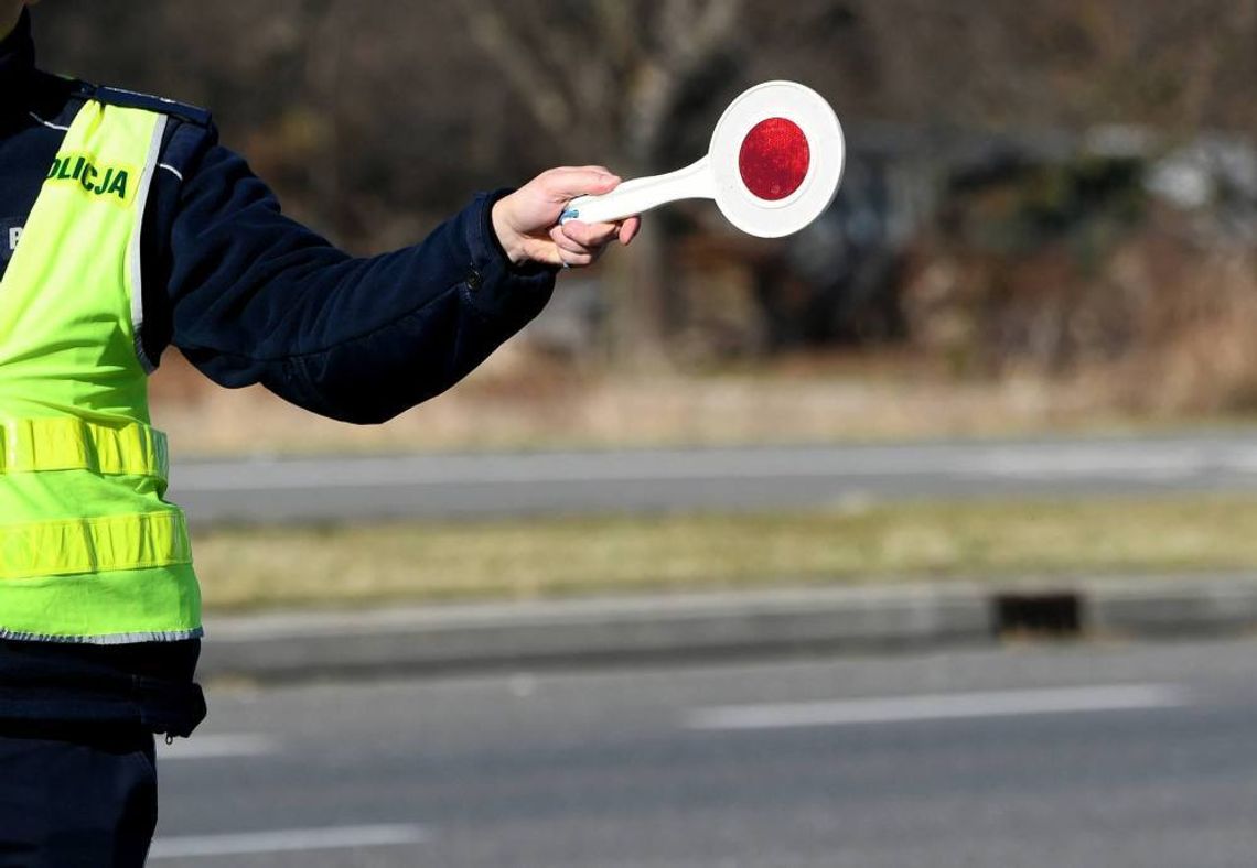 Policjanci kontrolują kierowców w ramach akcji "Znicz"; sprawdzają też maseczki