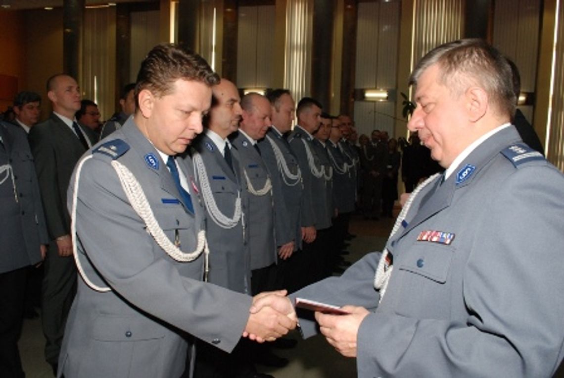 Policjanci odznaczeni medalami