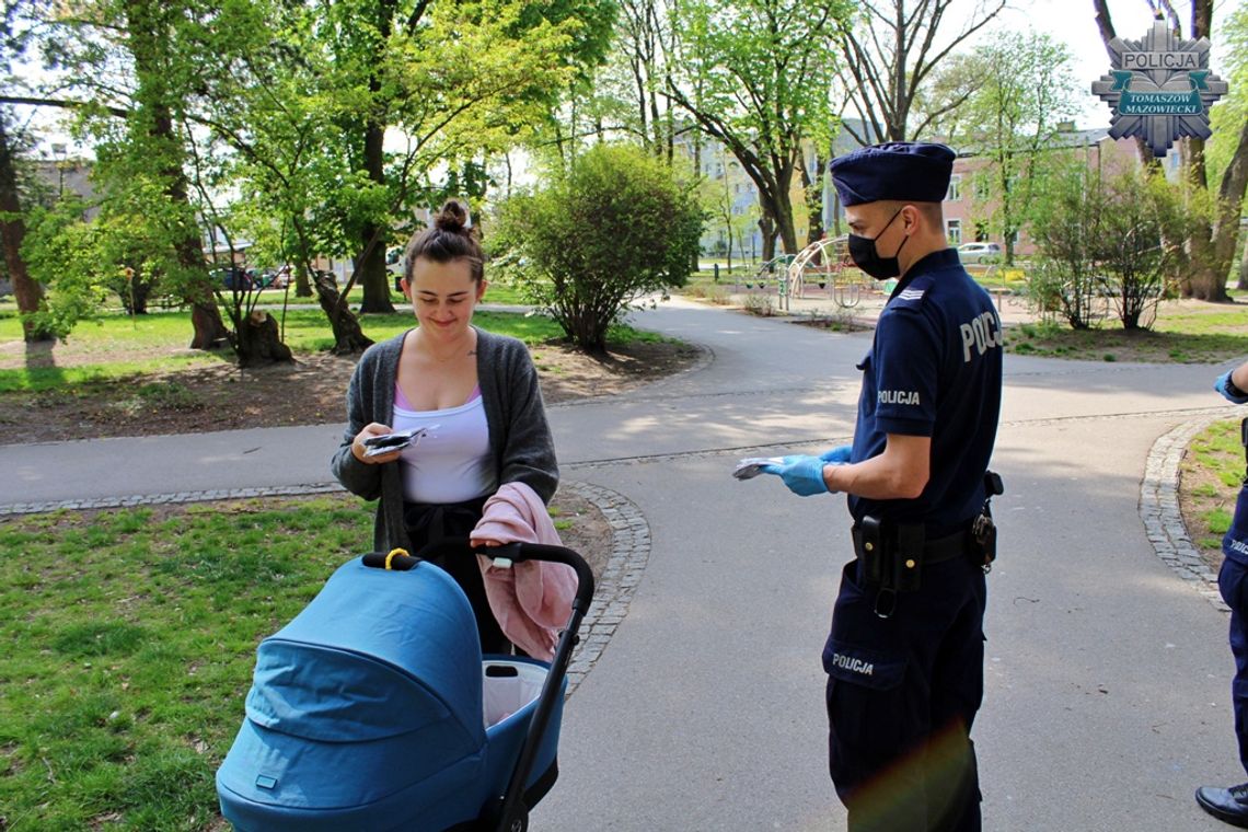 Policjanci rozdają maseczki