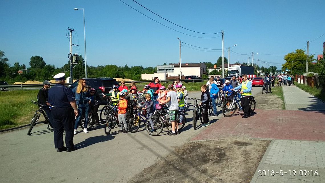 Policjanci z drogówki mówili rowerzystom jak świecić przykładem