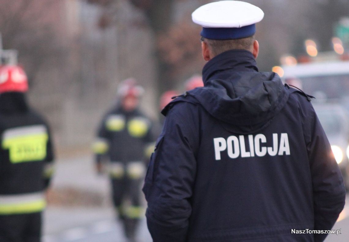 Policjant sprawdzi po oczach, czy należy się mandat