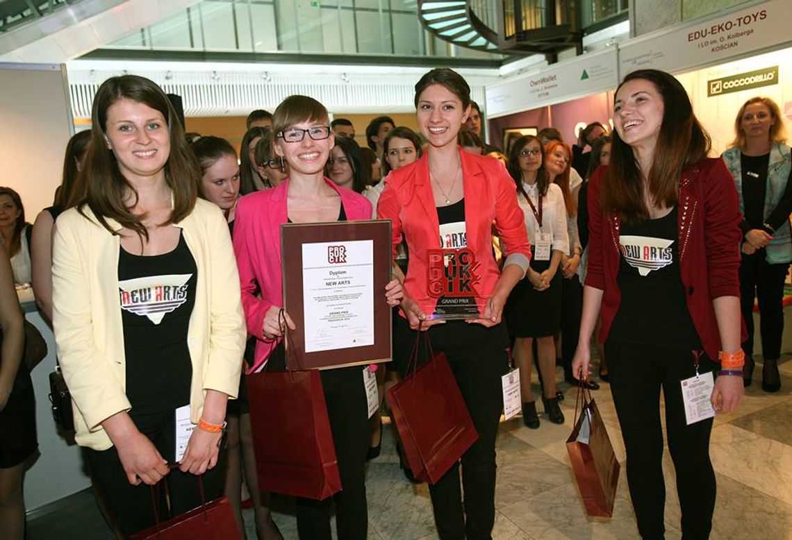 Pomagamy tomaszowskim licealistom