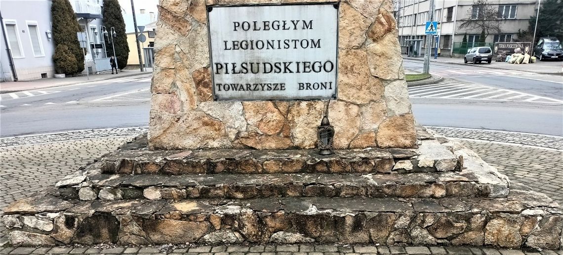 Pomnik Legionistów Piłsudskiego wymaga pilnego remontu.