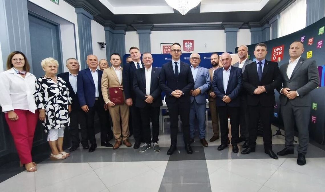 Ponad 3,2 kilometra nowej drogi dla pieszych przy DK12. Podpisano umowę Ponad 3,2 kilometra nowej drogi dla pieszych przy DK12. Podpisano umowę